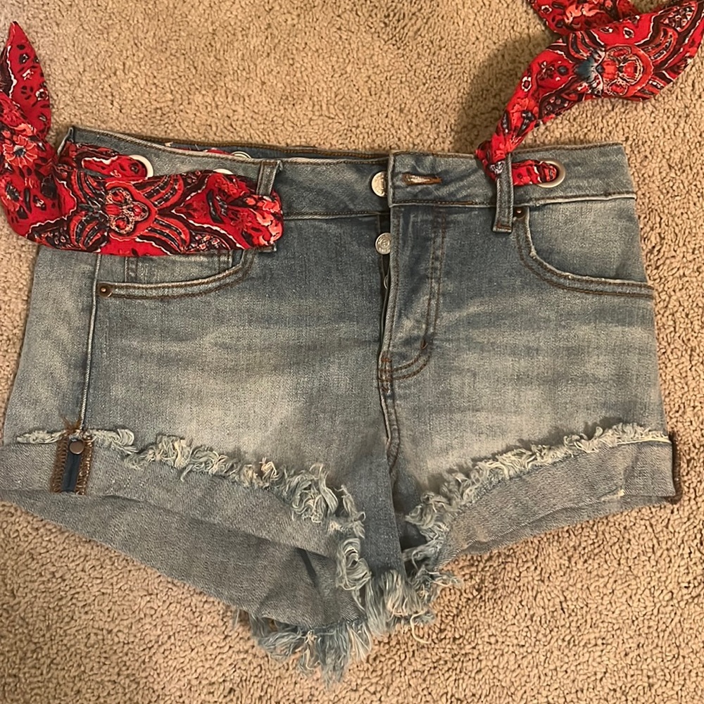 Altar’d State Womens Cut Off Jean Shorts Distressed Size 26 Mini Grommet Belt